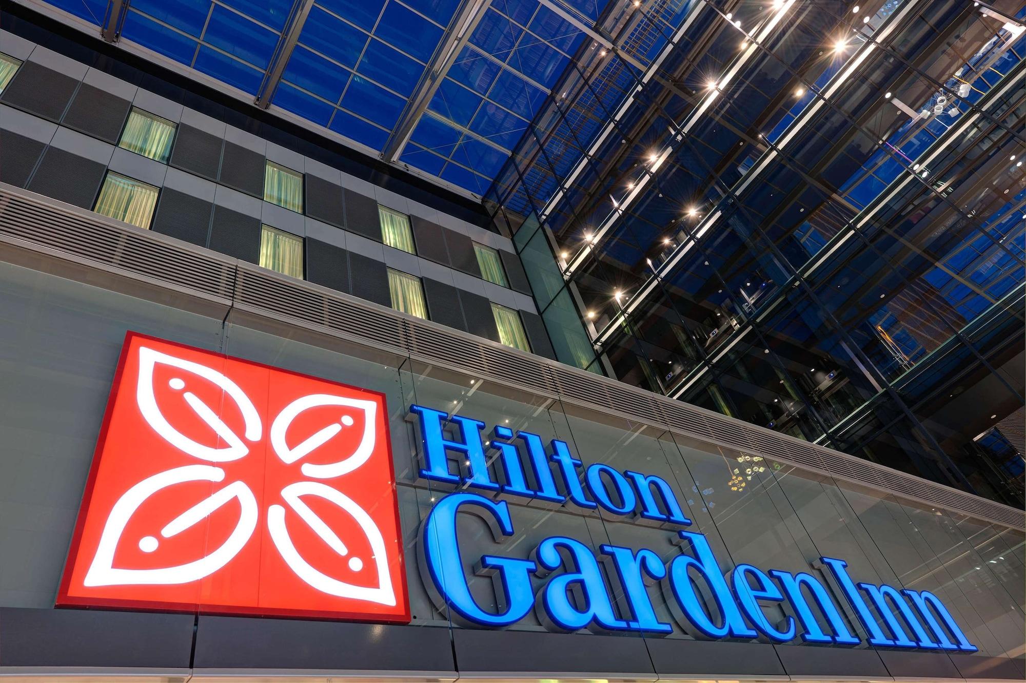 Франкфурта 3. Hilton Garden Inn Frankfurt Airport. Фото Hilton Garden Франкфурт на Майне. Отель Хилтон в Франкфурт на Майне корабль. Аэропорт Франкфурт на Майне логотип.